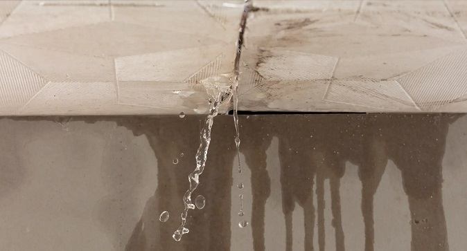 رفع نشت آب از بام سرامیک شده با آب بندکننده فلکسی کوت-دکومال نوین